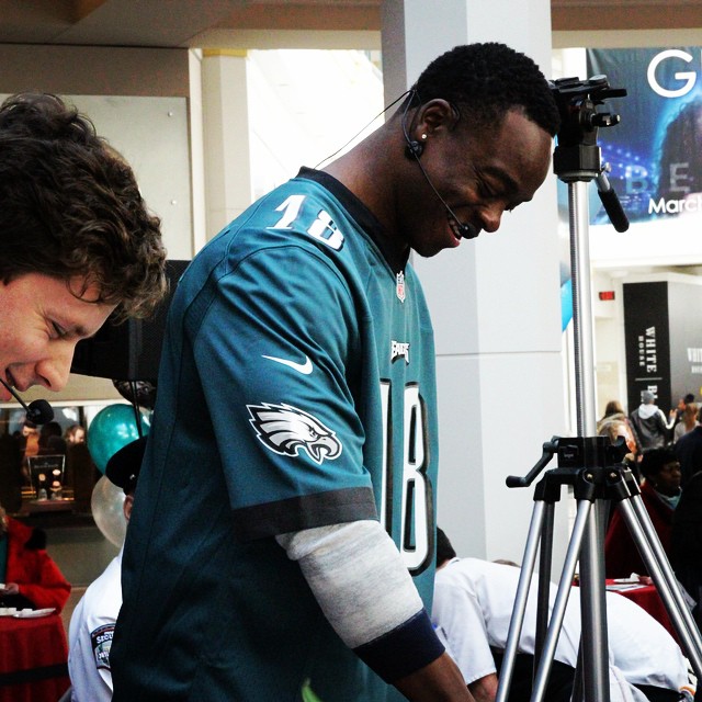 Jeremy Maclin helps out during a healthy cooking demo at Thomas Jefferson University Hospitals #JeffHeartDay.